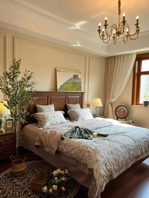 模拟护墙板效果,立体感十足-卧室的家具和地板都是焦糖色的不喜欢偏红