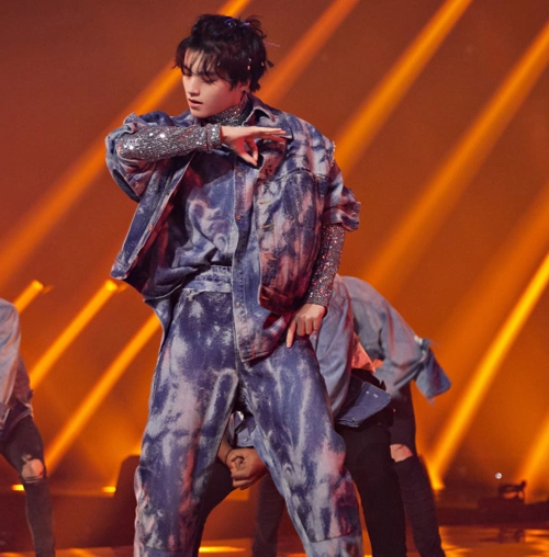 王俊凯到底有多敬业?跳舞累到犯低血糖,吊威亚犯病也不放弃