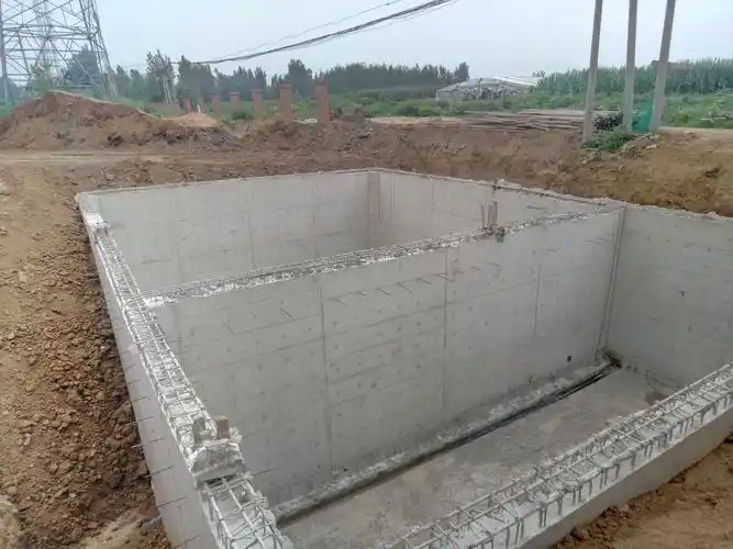 消防池.安全工作是学校首要的,常抓不懈的,重中之重的工作.