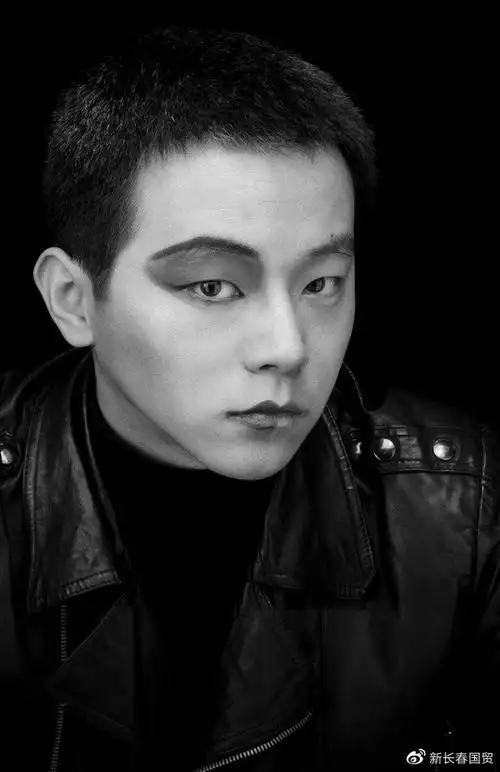 窦唯30年前写真旧照曝光,半脸妆出镜又酷又帅|窦唯_新浪新闻