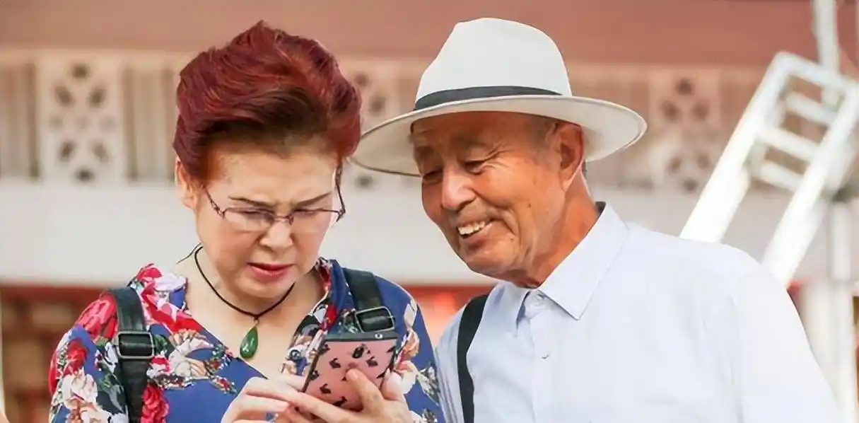 60岁男人相亲,见面就晒工资卡,女方看完一脸不屑_岳姐_老方_条件