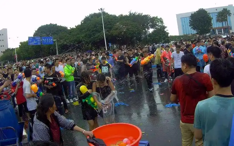 实拍广东东莞华为公司附近的东坑泼水节现场,一个比春节还火的节日