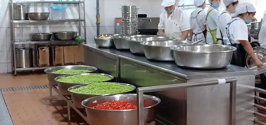 后厨干净整洁,员工井然有序!