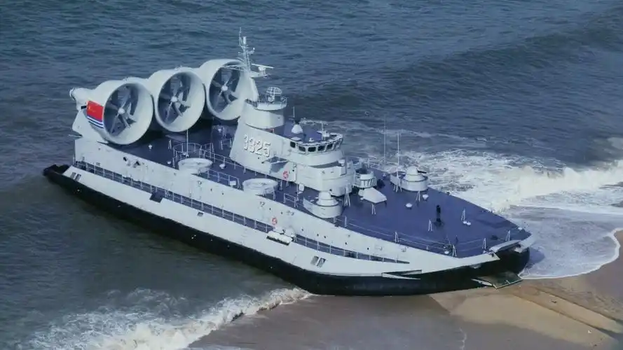 国产"野牛"大型气垫登陆艇服役,解放军两栖登陆作战再添利器!