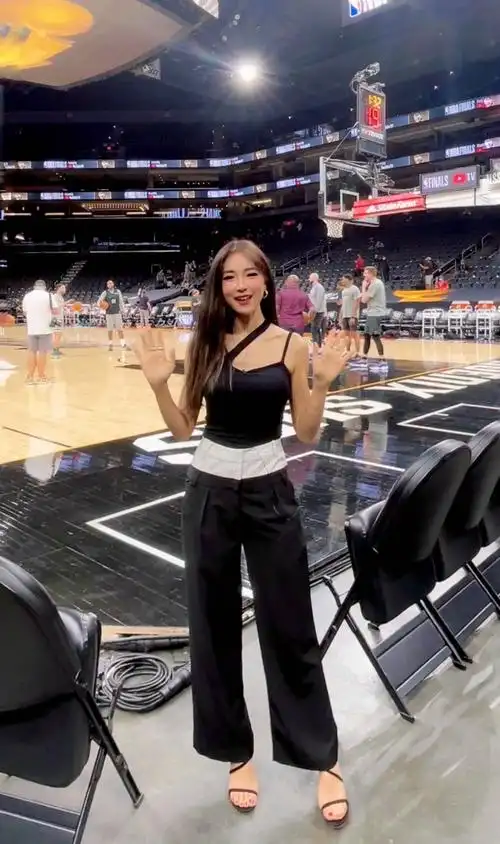 nba记者周玲安嫁给大17岁老外却得不到祝福网友承认她优秀