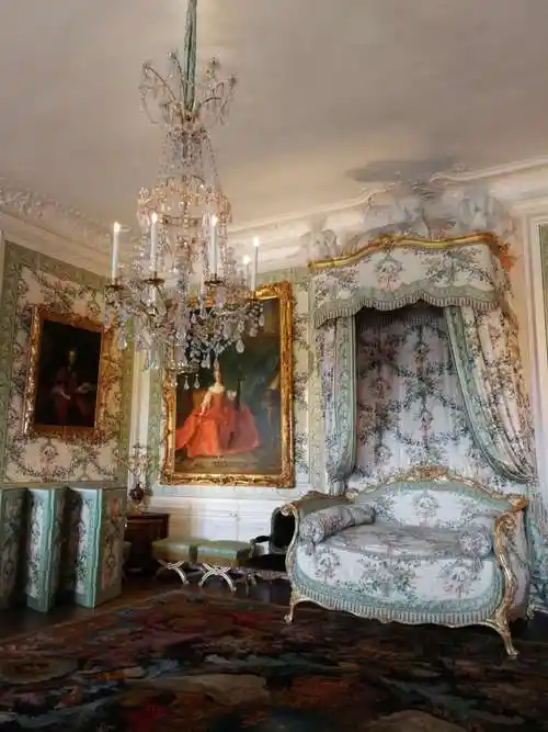 五百多间大殿小厅处处金碧辉煌,豪华非凡.