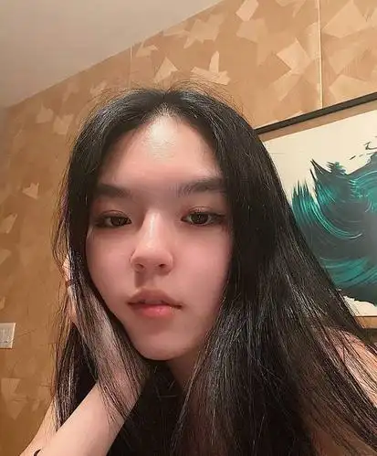 李咏女儿法图麦晒近照 18岁大玩成熟性感风