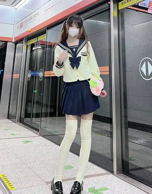 jk制服搭配白丝袜,这是令人着迷的漫画穿搭_文化_形象_外国