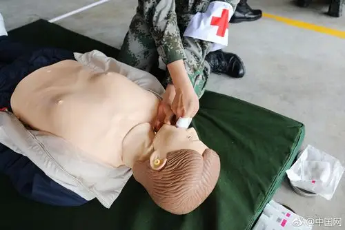 美女护士亲示心肺复苏术