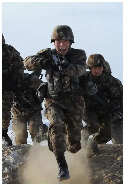 官兵们冒着严寒进行军事训练,血性十足,虎虎生威.