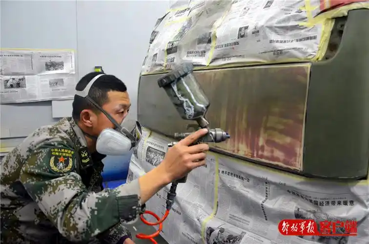 汽修兵刘鸣海:匠心独具,为军车喷绘靓丽迷彩(2)