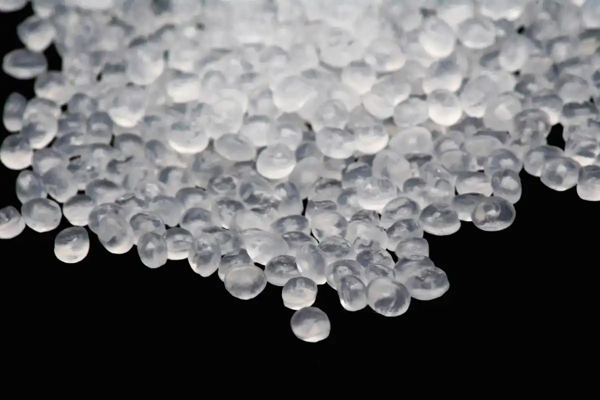 微塑料是指直径小于5毫米的塑料颗粒,来源包括废弃物,工业排放和洁面