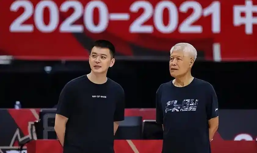 杨鸣晒双节照,与蒋兴权夺冠后合影,执教两年斩获双冠_辽篮_指导_广厦