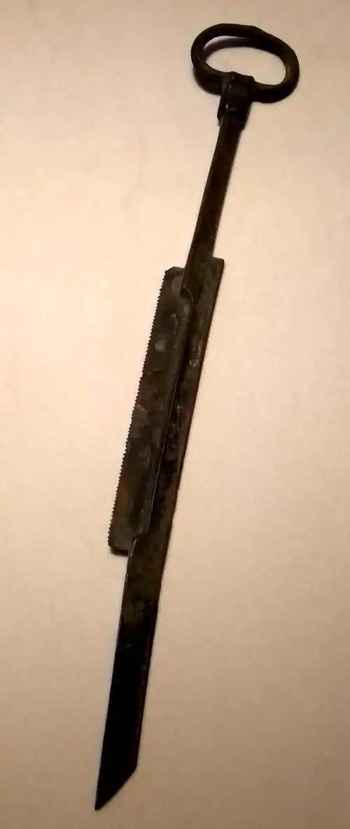 下面这把削刀上还有锯齿.春秋时代的越国,绍兴是其国都.