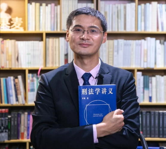 深挖|贪玩喝酒还狂妄的"法治之光"罗翔,两年捐了37万元