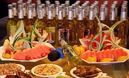 11月11日晚,石某带着几个朋友一起去ktv唱歌喝酒.