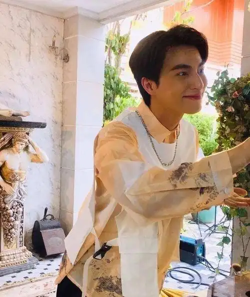 凭借泰剧《真爱墨菲定律(与爱同居)》爆红的泰国偶像演员糕糕gulf kan