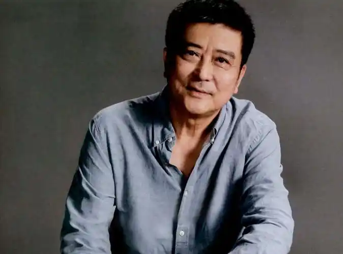 北影"男神"卢君:与女神陈肖依离婚30年后,年逾60今如何?