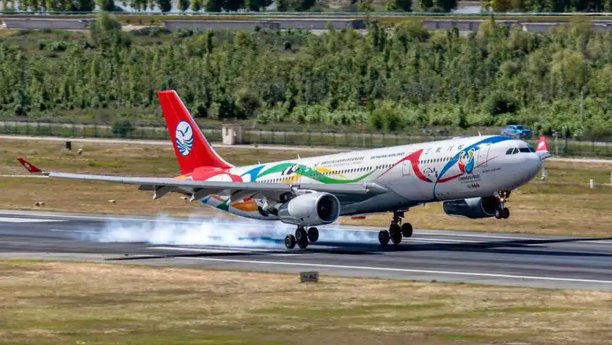 配置两个机组 "英雄机长"刘传建也在百里挑一的飞机确定了,谁来"掌舵"