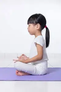 亚洲中国小女孩练习瑜伽体式照片