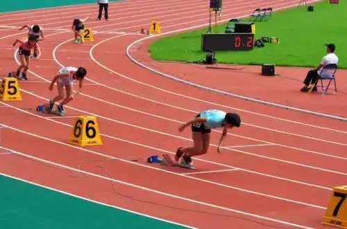 首先使用蹲踞式起跑的选手是谁-首先使用蹲踞式起跑的选手是谁,首先