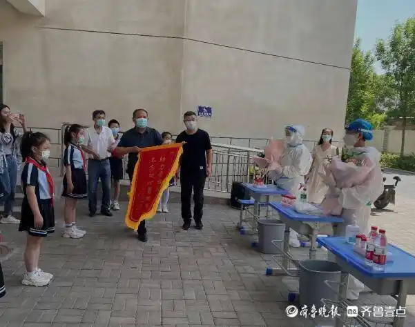 致敬核酸检测医务工作者东昌府区阳明小学开展主题活动