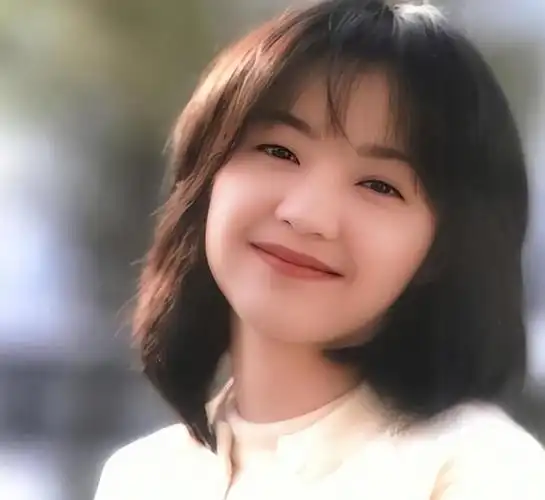 陈慧娴,出生于1965年,是中国香港女歌手.