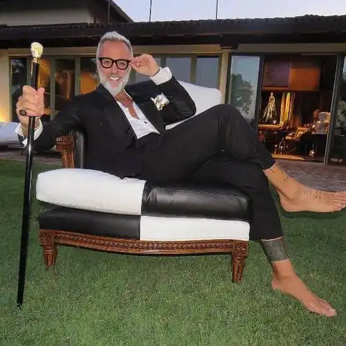 总有一些老男人常年保持完美身材,具有优质的审美取向,气质完爆许多小