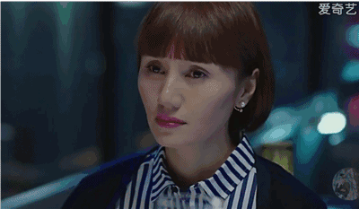 那一次袁泉身穿花式繁复的湖蓝色丝绸长裙,长裙罩住她纤细的骨骼.