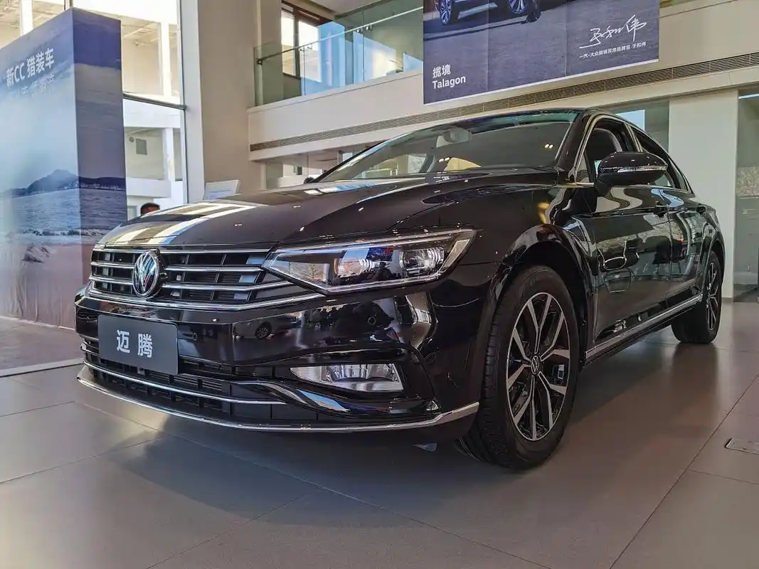 2023款大众迈腾330豪华是一款豪华中型轿车,它采用了大众最新的设计