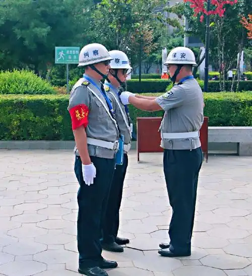 图为保安纠察员整理着装,准备执法.