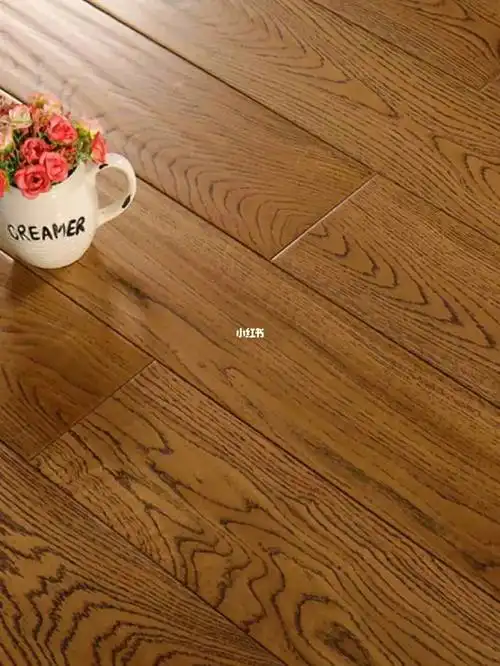 深褐色地板——300年前的法式浪漫