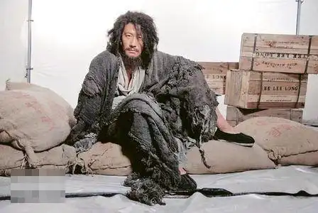 当我在大街上看见一个乞丐拿着碗里的钱对我抖了抖的时候,我就觉得tmd