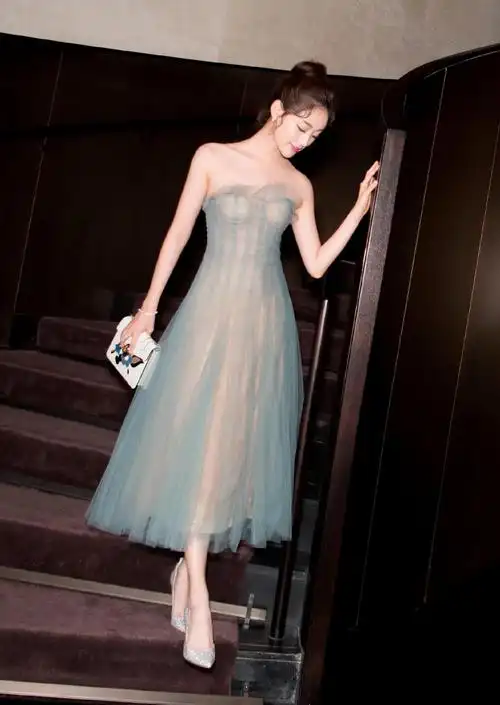 祝绪丹穿蓝色薄纱裙子时,更加妩媚多姿,楚楚动人!__财经头条