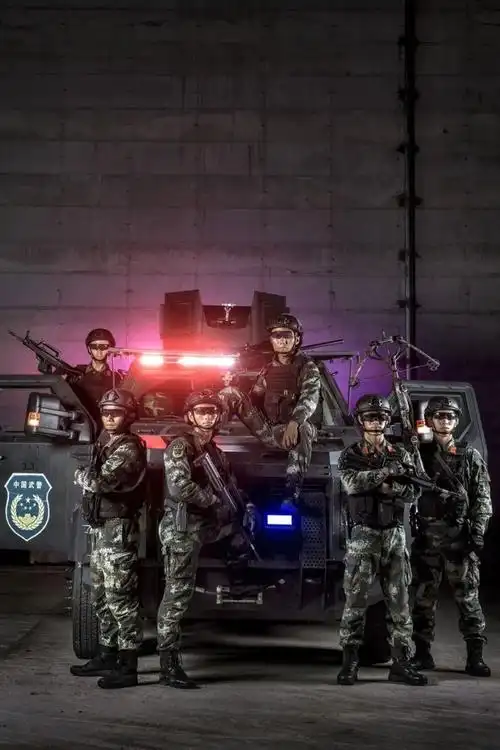 反映武警部队官兵战斗生活 的精彩照片 认真制作成壁纸 作为节日礼物