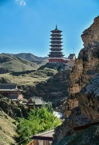 是宁夏境内建筑规模最大的古寺庙群