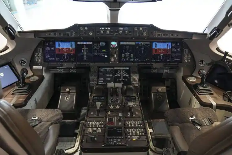 东航c919客机驾驶舱.中国东航供图全球首架c919客机机身细节.