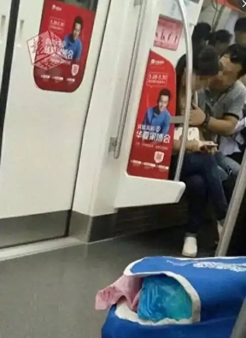 地铁里情侣上演激情相吻摸胸女子陶醉闭着眼睛网友有些辣眼