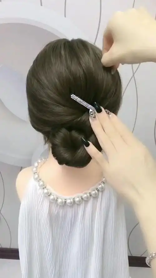 穿旗袍可以扎的一款发型,高贵又显得特优雅
