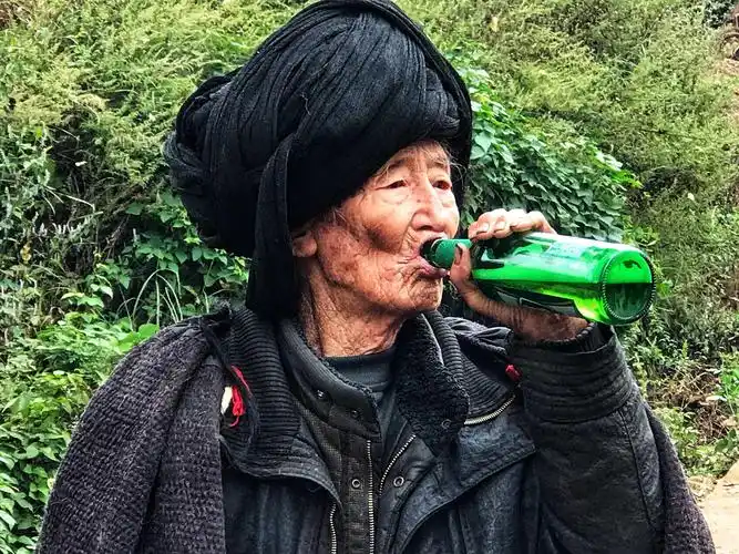 彝族男人嗜酒如命