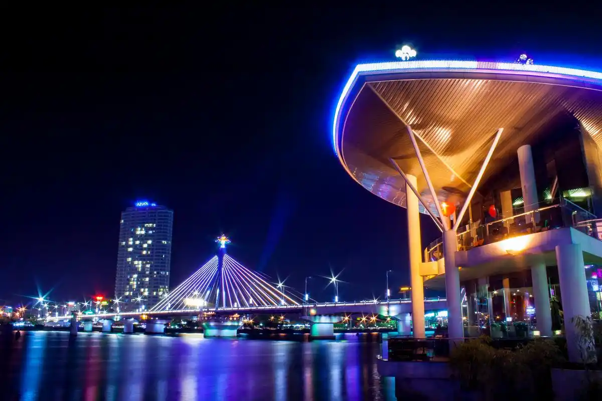 乐享周末分享吧# 烟台,这座美丽的海滨城市,拥有许多令人陶醉的夜景.