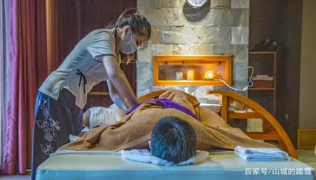 一个全身性的舒缓理疗,做之前会先泡个脚,按摩下肩颈,然后脱掉外衣从