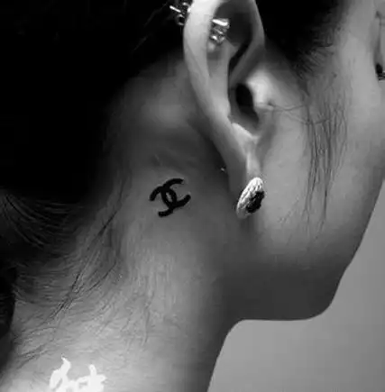 女生耳后时尚的香奈儿纹身图案