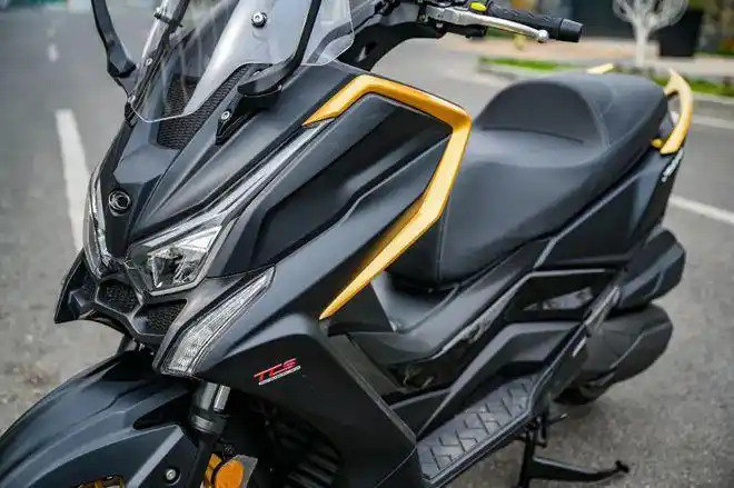 有着铁血战士外观的中量级踏板光阳赛艇s250