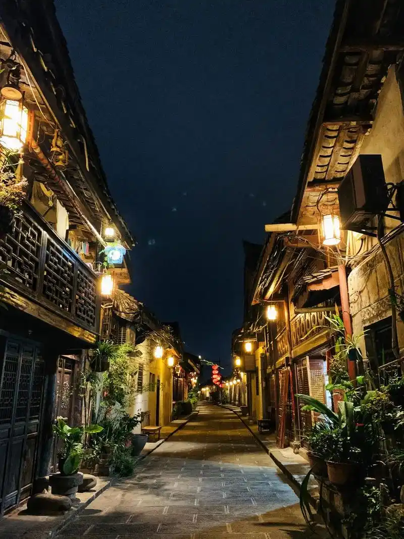 阆中古城90夜景.阆(làng)中古城,是国家aaaaa级旅 - 抖音