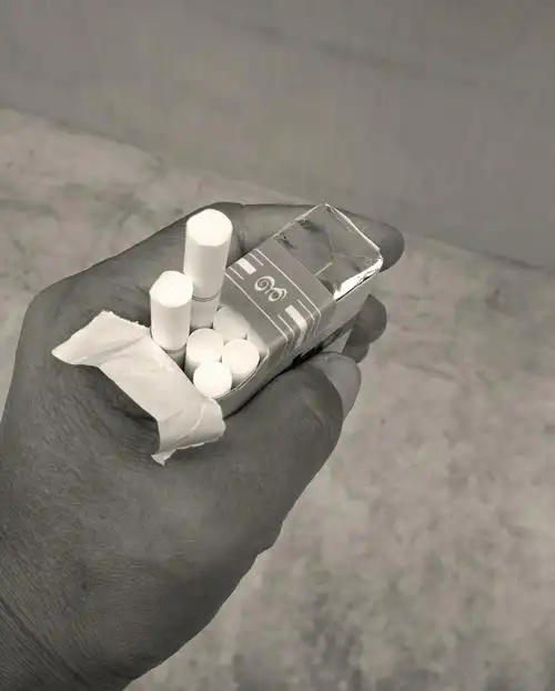 手里拿着香烟的人物图片第3张