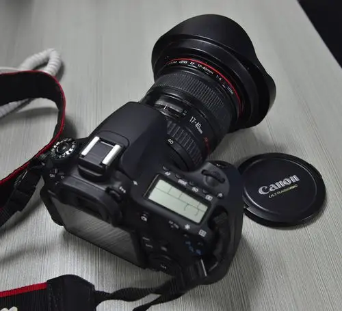 出佳能60d相机,镜头是腾龙17-50的镜头,另一个镜头是佳能的17-40镜头.