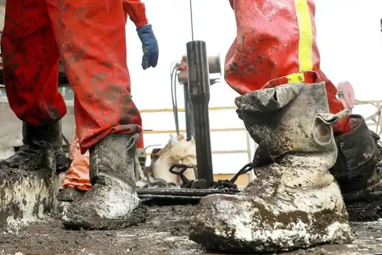如果你想要了解石油工人的生活,请顺着这些足迹,去感受他们奔走井场的