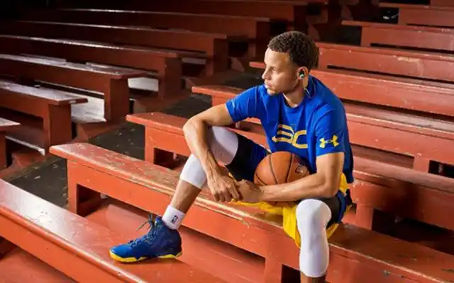 jbl库里签名版入耳式耳机经典金州勇士配色让你在球场也酷炫到底