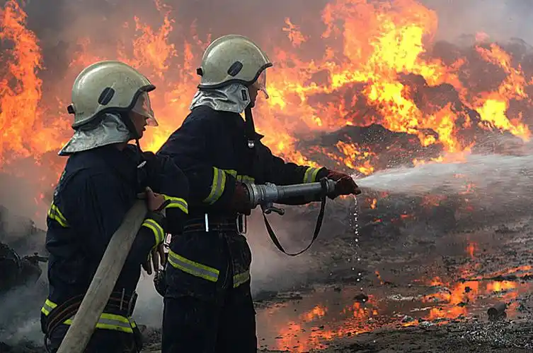 周六消防演习.消火栓的水龙带有多大威力.双手可以把持住吗?